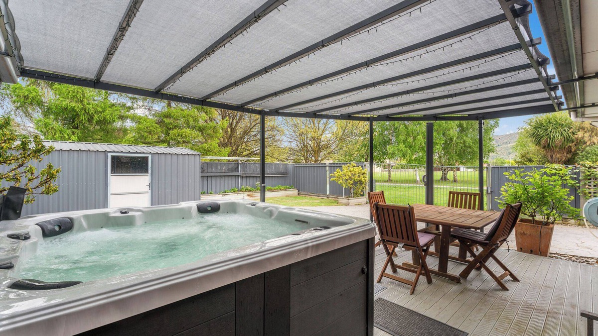 Lowburn House | Greenways Escape - Cromwell Holiday Home