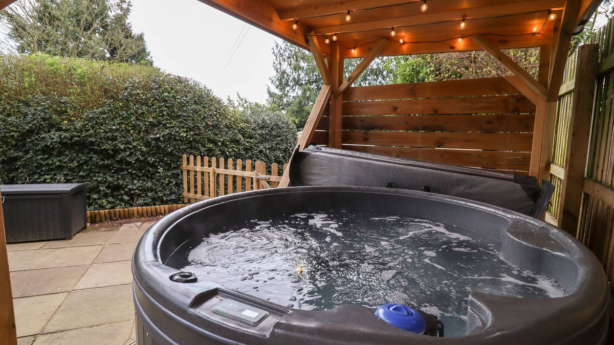 Little Malvern House | GREENWAYS, pet friendly, with hot tub in Malvern