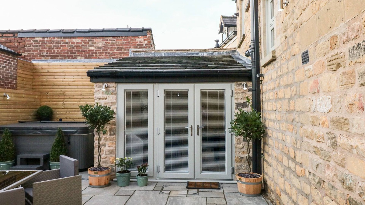 Ault Hucknall Cottage | GREENWELL COTTAGE, family friendly, with hot tub in Bolsover