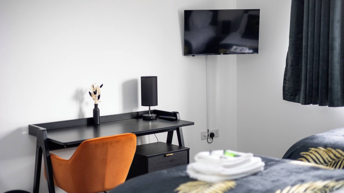 Wakefield Apartment | Greenwood - 4 Bed Home With Parking & Fast Wi-Fi