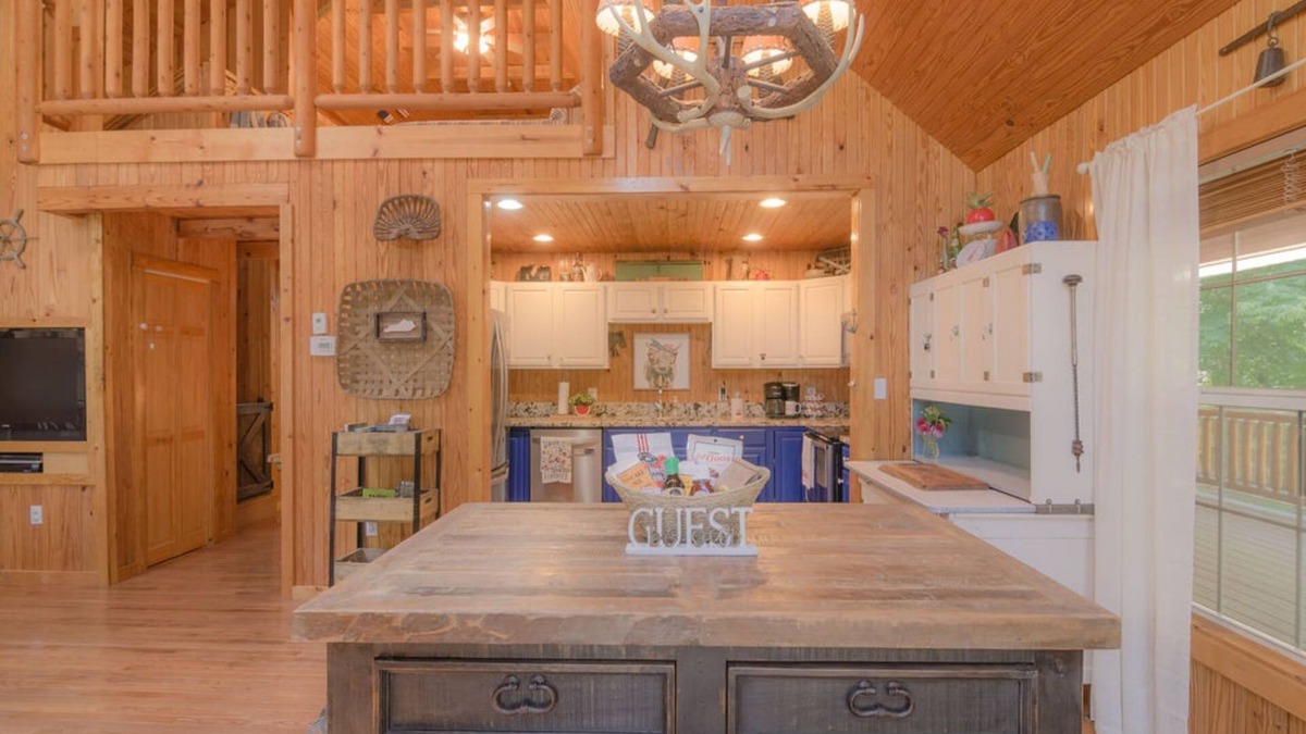 Somerset Cabin | Greenwood Cabin 1 mile from Lake Cumberland.