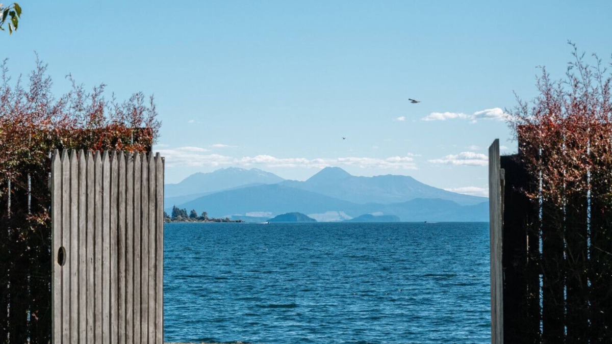 Hilltop Villa | Greenwood Lodge at Lake Taupo | Lakeside Escape w/Beach, Lawn & Mooring