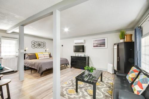 Greenwood Apartment | Greenwood Studio Cottage Less Than 1 Mi to Downtown!