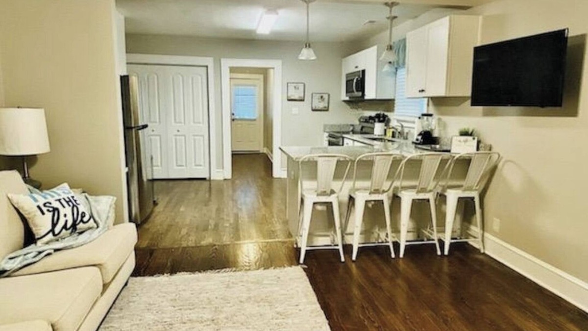 Greer Cottage | Greer Twin Cottage B - Walk to City Park and Downtown Greer