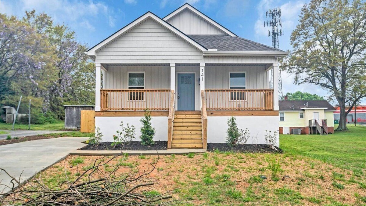 Greer House | Greer Urban Retreat 3-bedroom house near DT Greer!