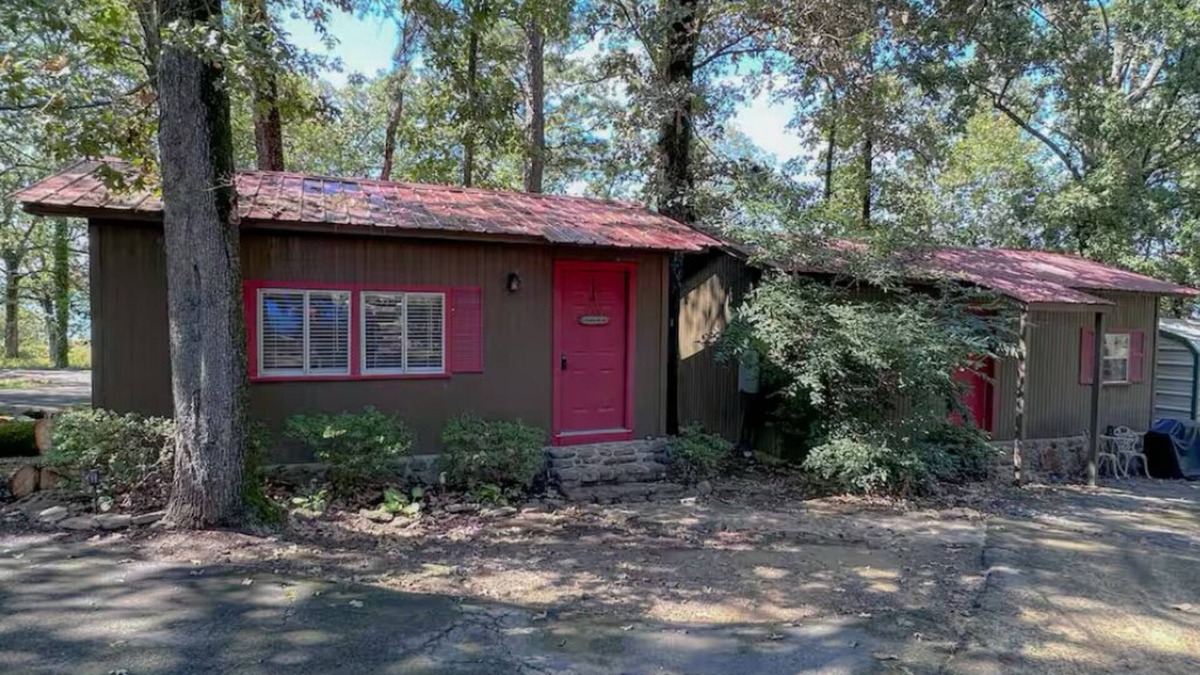 Higden Cabin | Greers Ferry Lakefront Getaway - easy lake access