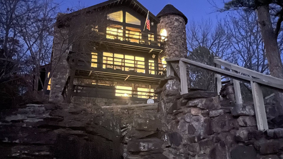 Drasco House | Greers Ferry - RIGHT ON THE LAKE! Sleeps 14 + Character abounds + Stellar views.