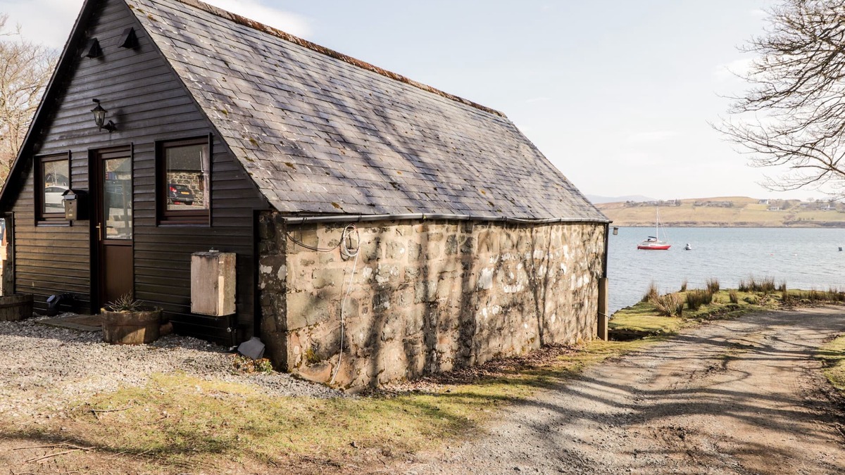 Greshornish Apartment | GRESHORNISH BOATHOUSE, pet friendly, with open fire in Dunvegan