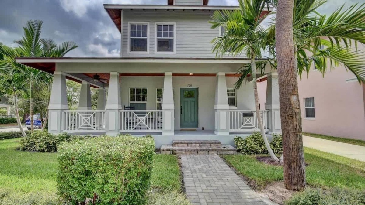 Grandview Heights House | Grey Mist - Recharge in a Stylish Home Near Downtown