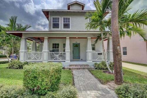 Grandview Heights House | Grey Mist - Recharge in a Stylish Home Near Downtown