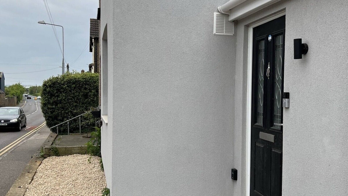 Aveley Apartment | Grey Skies, Private En-suite Double Room, Garden and Free Parking