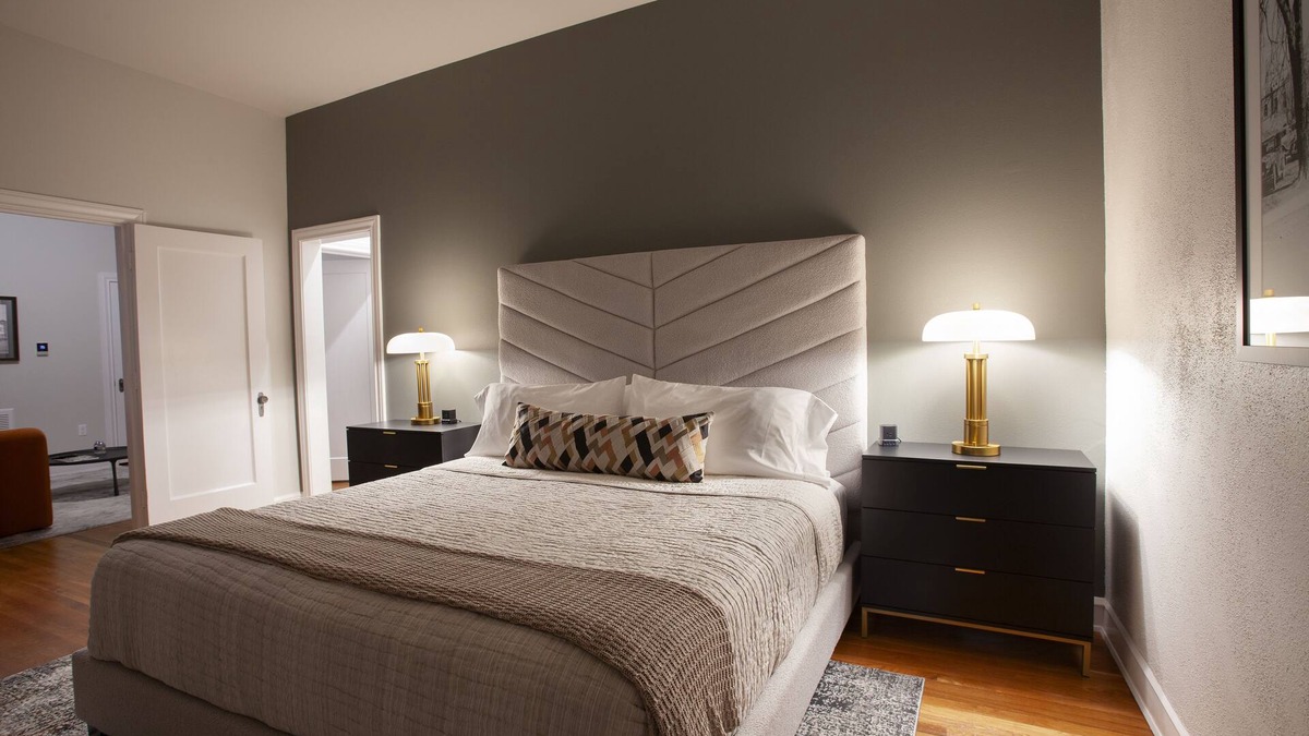 Tyler Hotel | Greyhound Inn - Deluxe King Suite