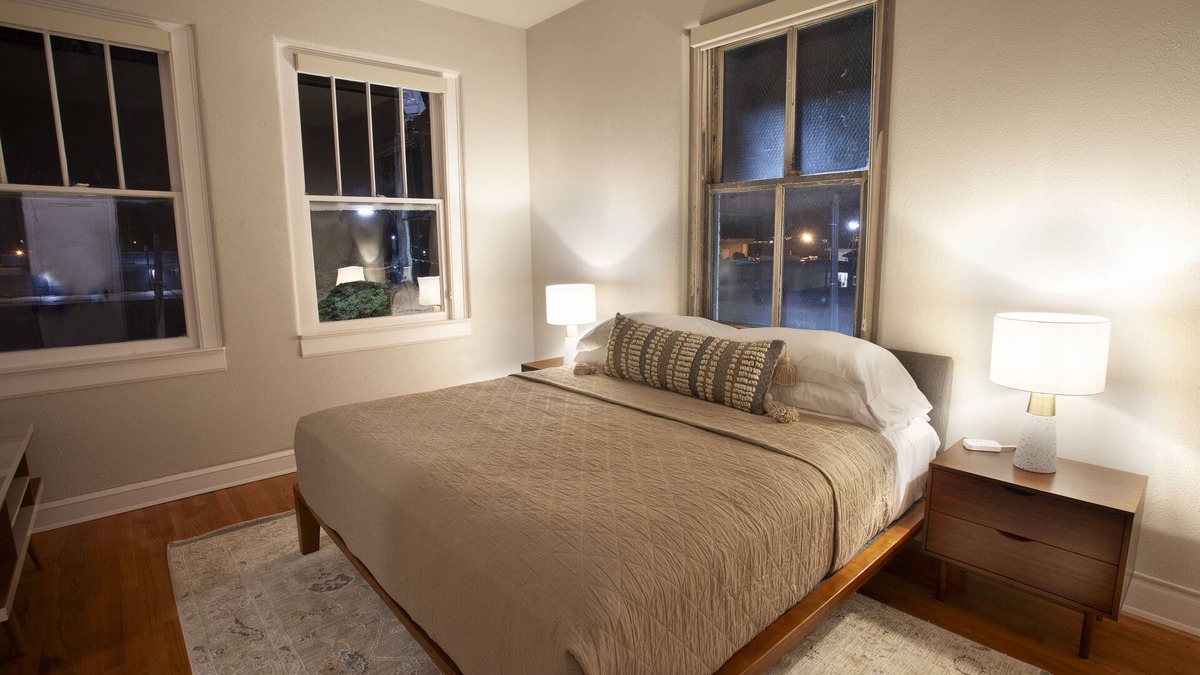 Tyler Hotel | Greyhound Inn - Deluxe King Suite
