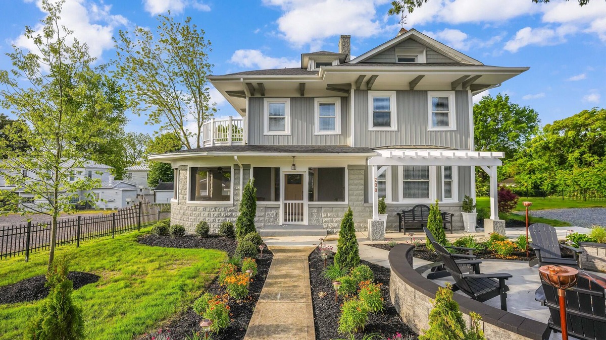 Issue House | Greystone Manor - Magnificent! Sleeps 10 Center of Town