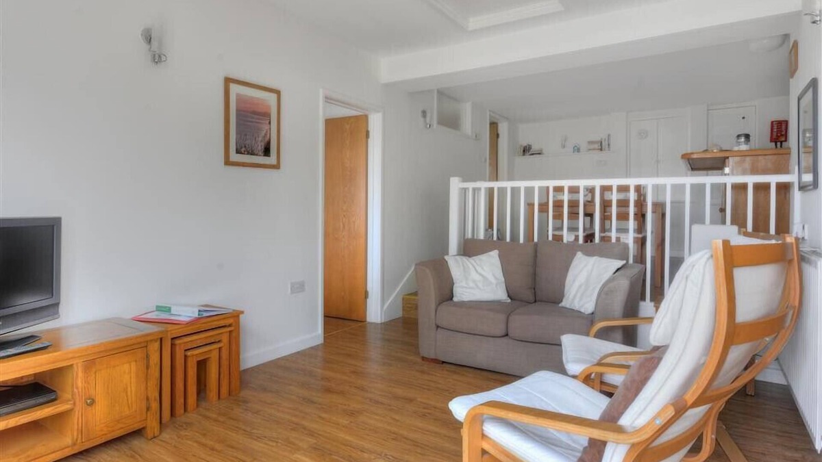 Lyme Regis Cottage | GREYSTONES FLAT, family friendly, with a garden in Lyme Regis