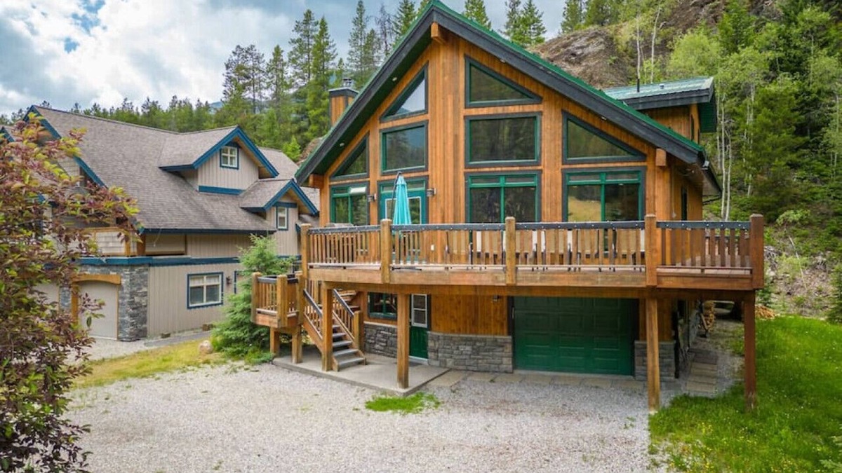 East Kootenay House | Greywolf Lodge | Private Hot Tub | Wood Fireplace