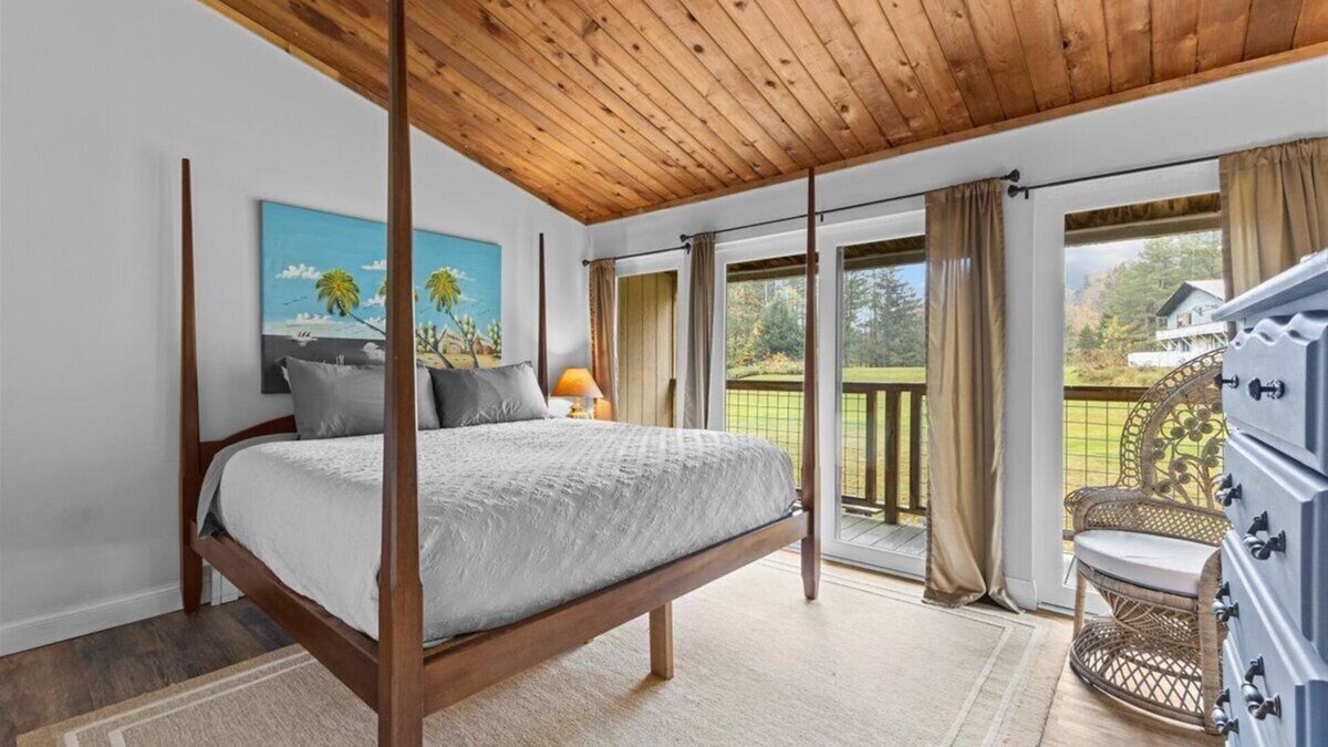 Stowe Area Ski Chalet | Griffin Country Lodge, Chalet 4 ~ a mile to Stowe Resort