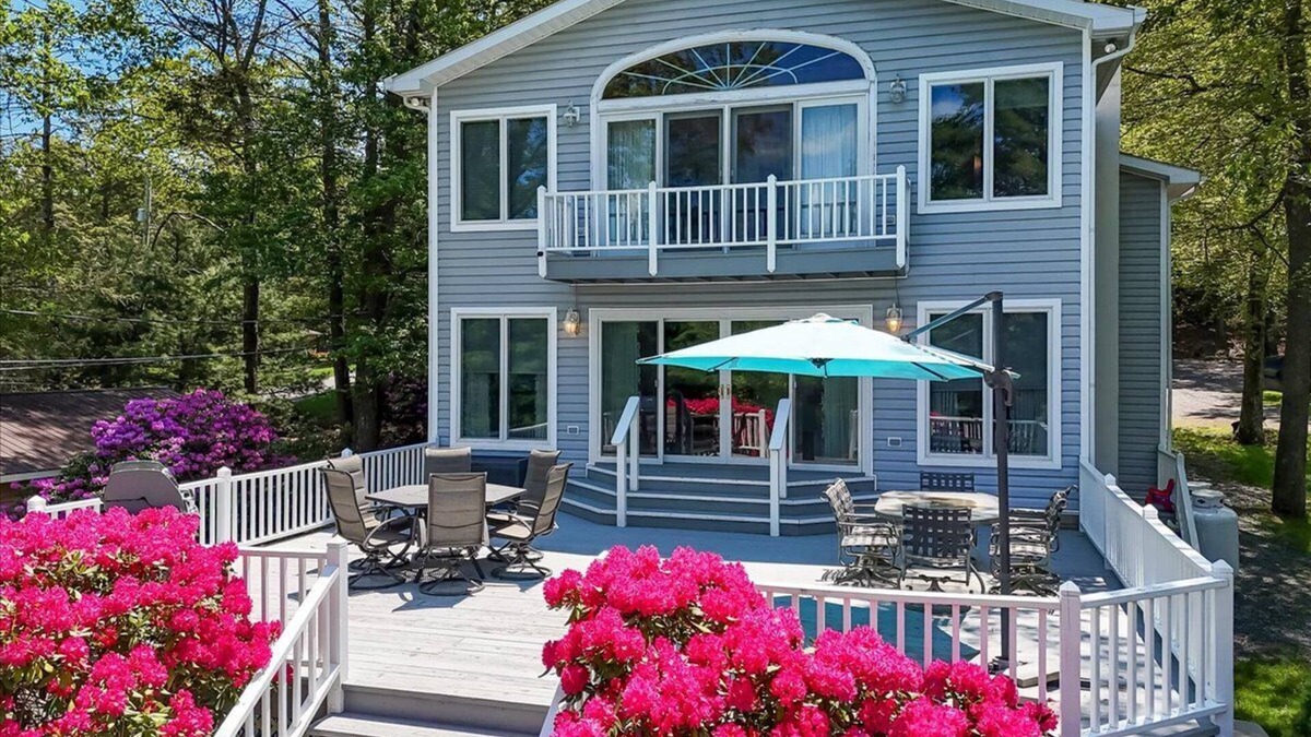 White Mills House | Griffin Lakefront Cottage on Lake Wallenpaupack with Private Dock - sleeps 10