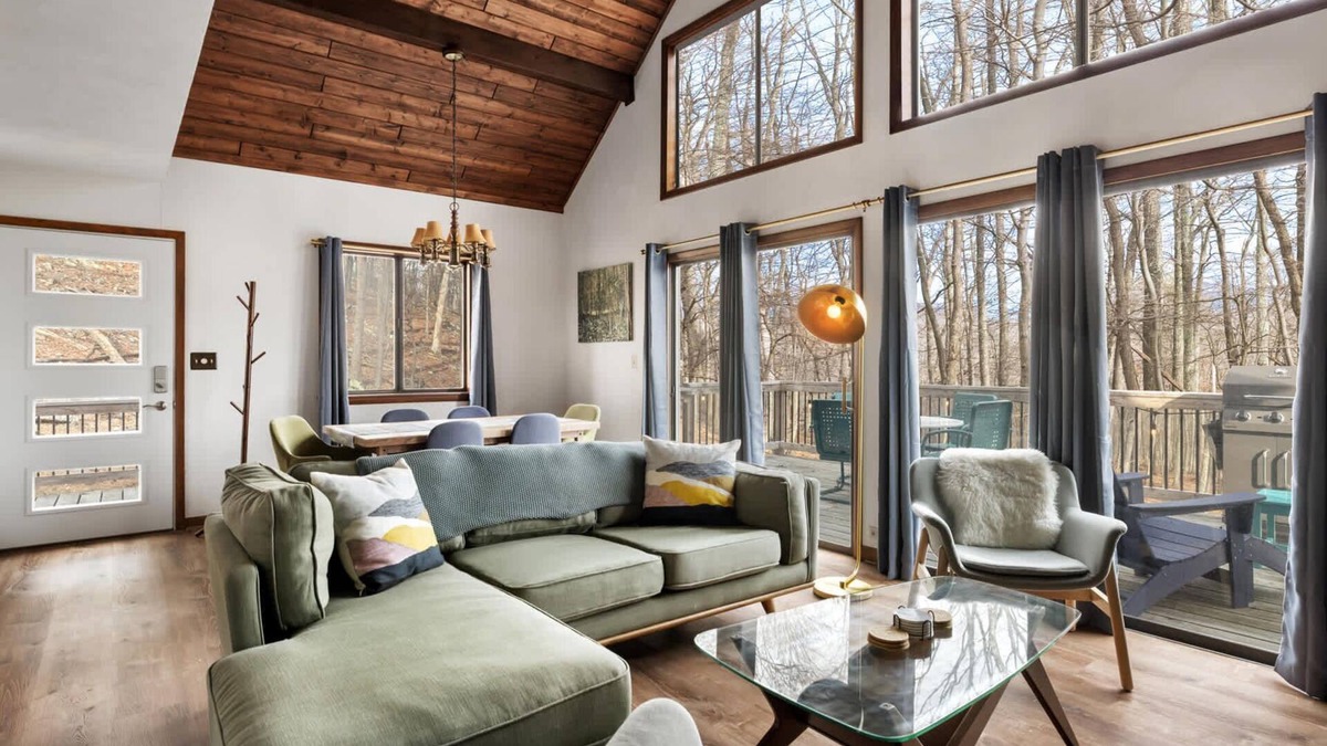 Berkeley Springs Cabin | Grill, Fire Pit, WiFi, Deck, Hammock, Games & Dogs