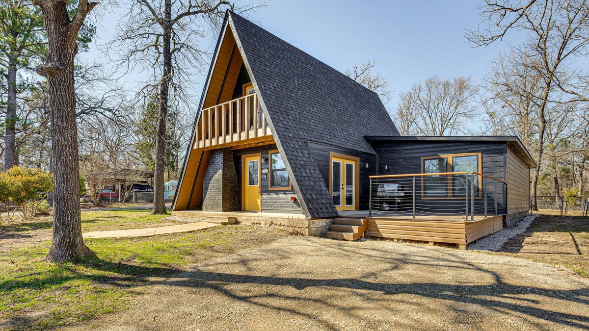 Log Cabin Cabin | Grills & Fire Pit: Cedar Creek Reservoir Cabin!
