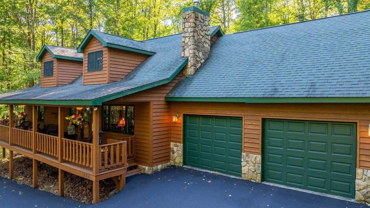 Terra Alta Cabin | Grin and Bear Witness to this Prime Locationn