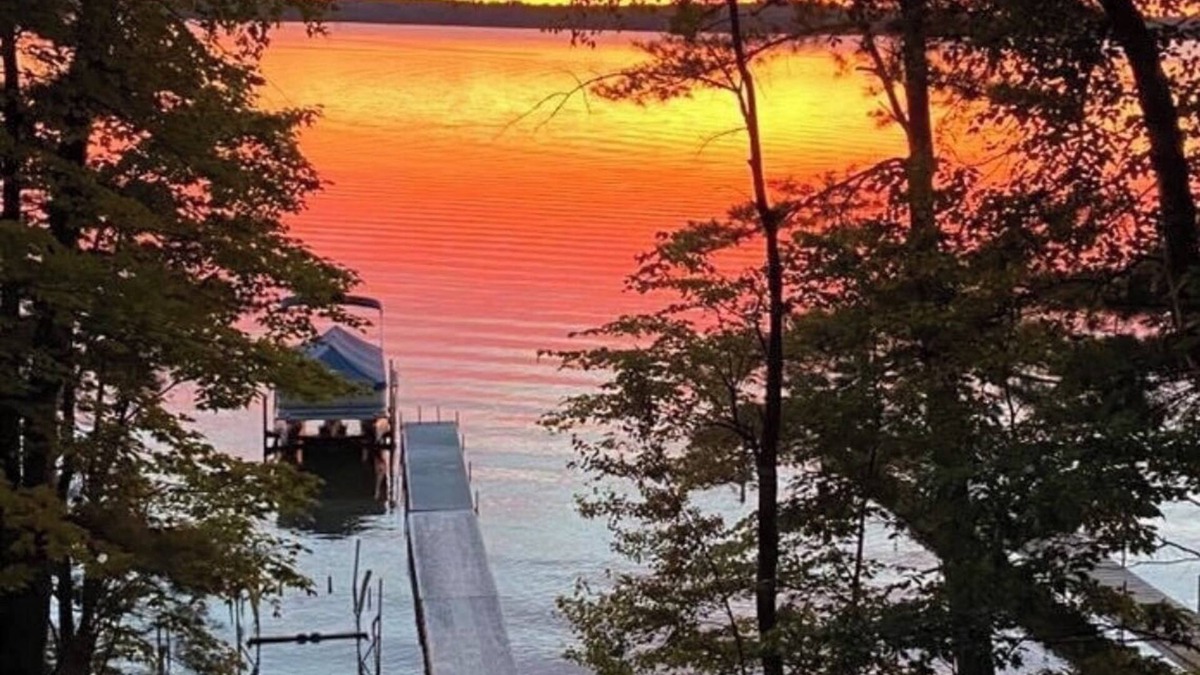 Northwoods Beach Cabin | Grindstone Lake-Hayward 4-bedroom lakefront cabin. Wi-Fi, AC and superb fishing!