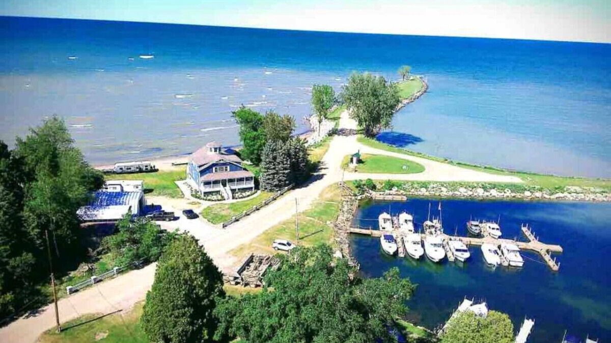 Port Austin House | Grindstone Lighthouse on Lake Huron Private Beach