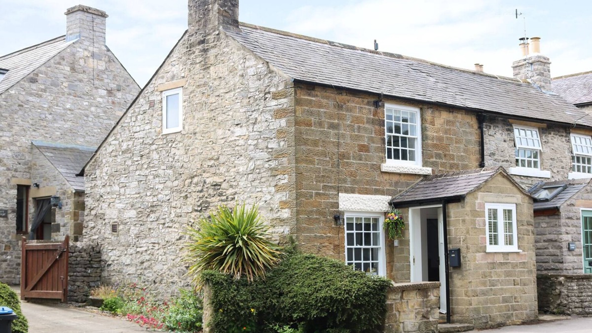 Great Longstone Cottage | GRITSTONE COTTAGE, pet friendly, with open fire in Bakewell