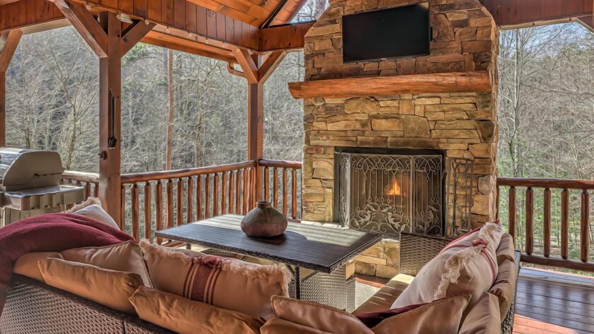 Foxfire Estates Cabin | Grizzley Gulch - Hot Tub | Arcade Game | Firepit | Outdoor Fireplace | Duck Pond View