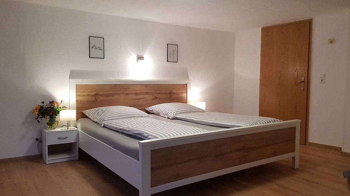 Lichtenberg Apartment | Große 90qm Ferienwohnung mit Balkon, kostenfreies Parken und WLAN