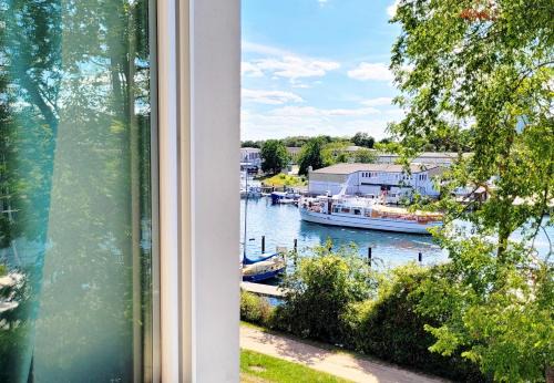 Neustadt in Holstein Apartment | Große Ferienwohnung mit traumhaftem Hafenblick von "Momentic"