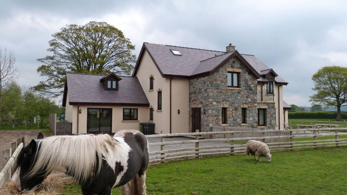 Holywell House | Groesfaen Bach - Seven Bedroom House, Sleeps 14