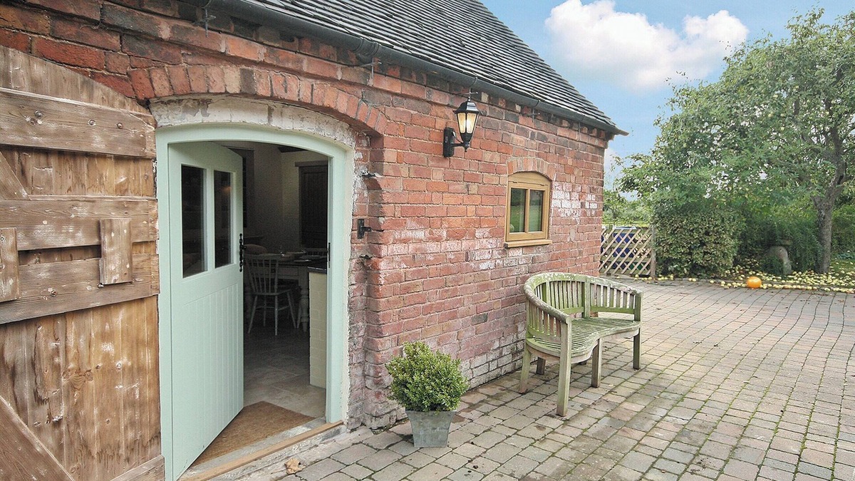 King's Bromley House | Groom's Cottage - E5398