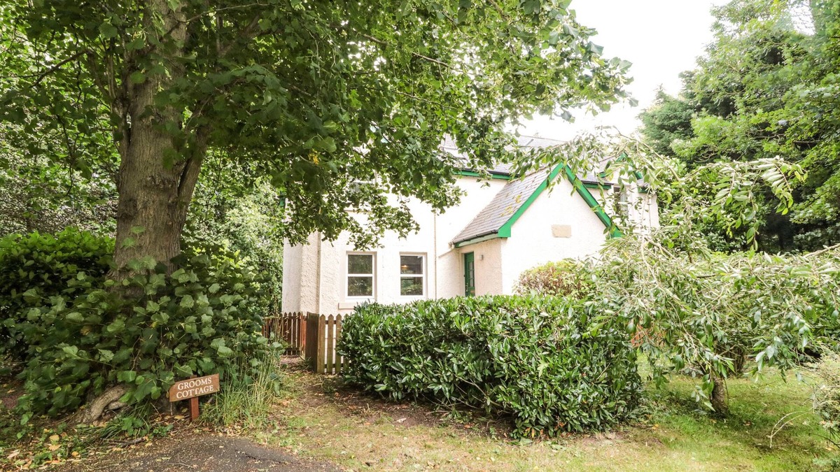Duns Cottage | GROOM'S COTTAGE, pet friendly, with a garden in Chirnside