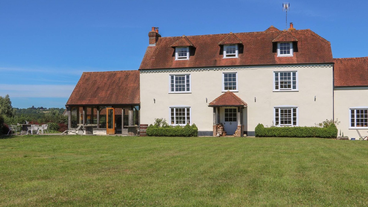 Kingsley House | GROOMES COUNTRY HOUSE, pet friendly, with hot tub in Farnham