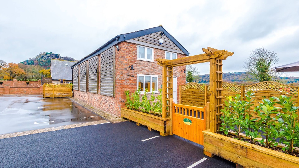 Tarporley Cottage | Grooms Room - a beautiful cottage sleeping 4 guests in 2 bedrooms