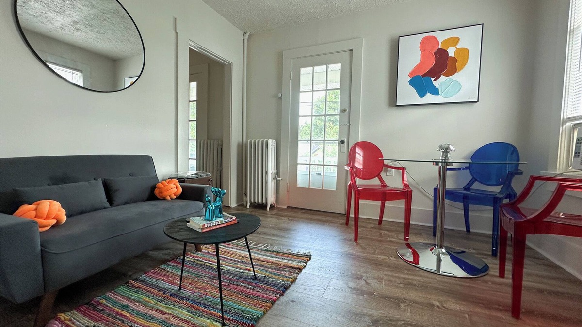 Woodstock Apartment | Groovy 1 Bedroom Apartment in Woodstock - AC & WiFi!