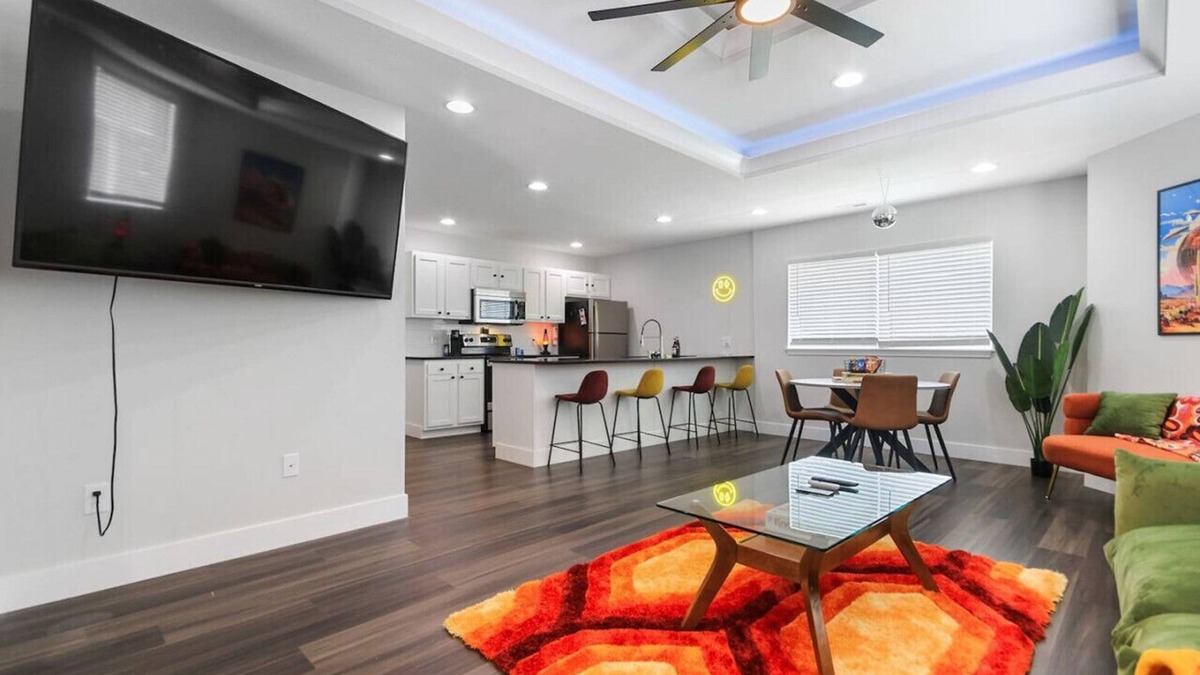Columbia Apartment | Groovy Getaway: king suites, sleeps 8, dogs ok!