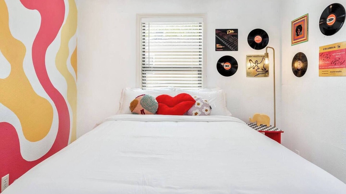 West Park Cottage | Groovy Getaway ~Less than a mile from campus!