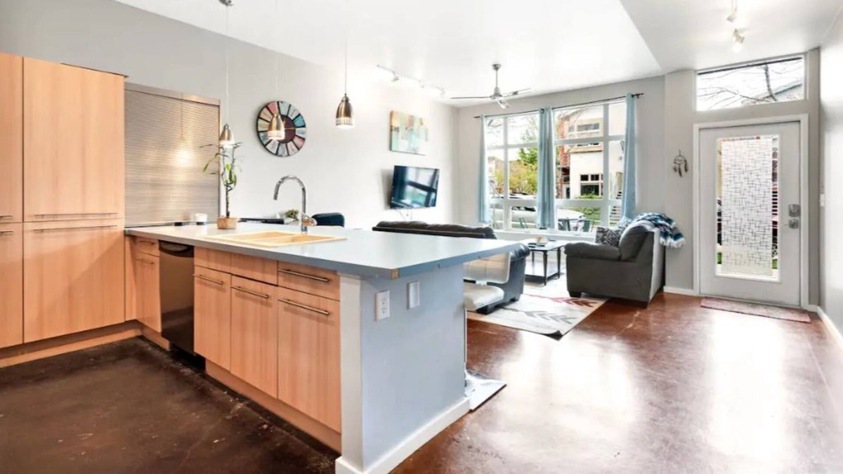 Old Town North Condo | Groovy Modern Condo ♠ Right Next to Old Town FC!