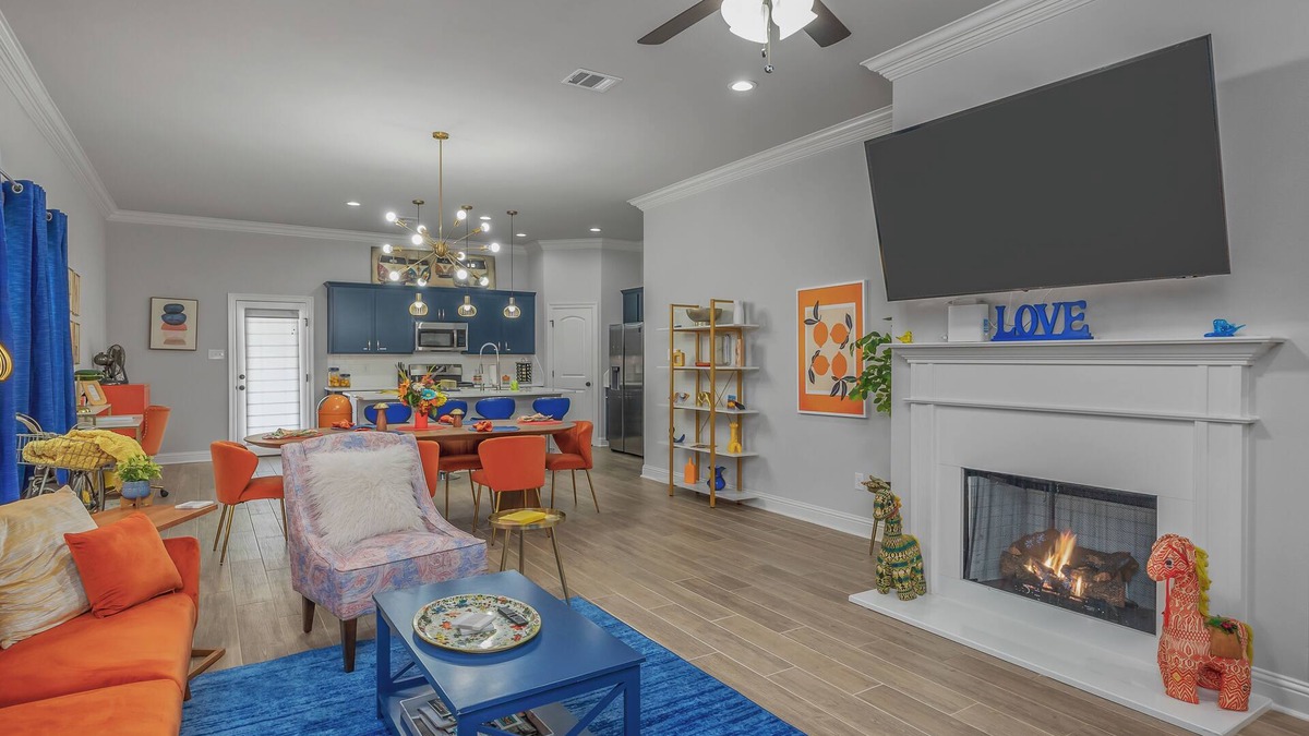 Shreveport House | Groovy, New & Modern! Tv in each room.