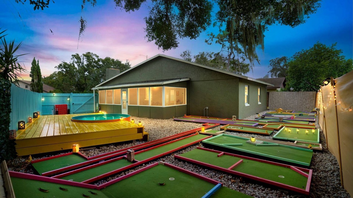 Jan Phyl Village House | Groovy Playhouse Getaway 4 bdrm near Legoland