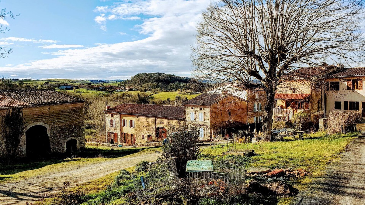Trezioux Other | Grote boerderij met zwembad en zicht op de vulkanen van de Auvergne.