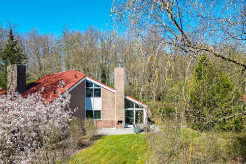 Zwiggelte House | Grote Bonte Specht I Moderne Bungalow aan Bosrand