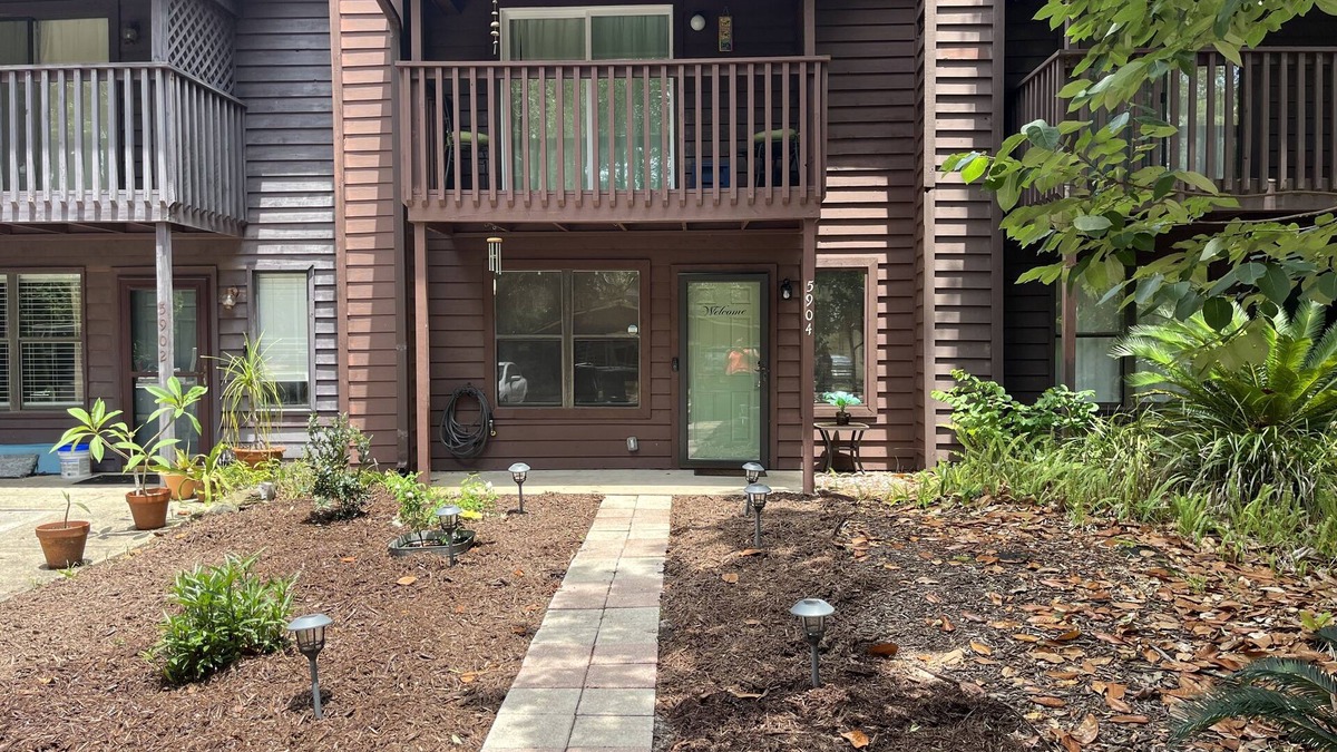 Oak Court House | Grotto Family Getaway Townhouse Last Min Weekend Deal, Pets Are Welcome