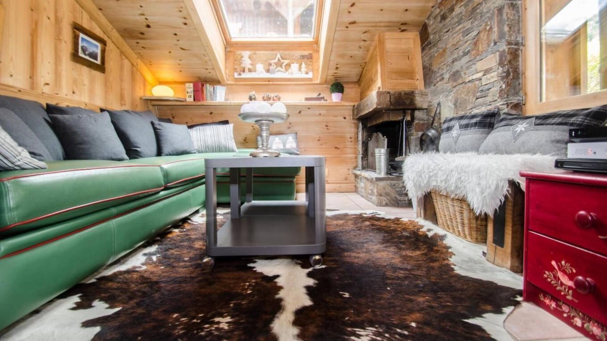 Les Praz-de-Chamonix Apartment | Ground floor, terrace, fireplace or stove, parking, tv, 68m², Chamonix