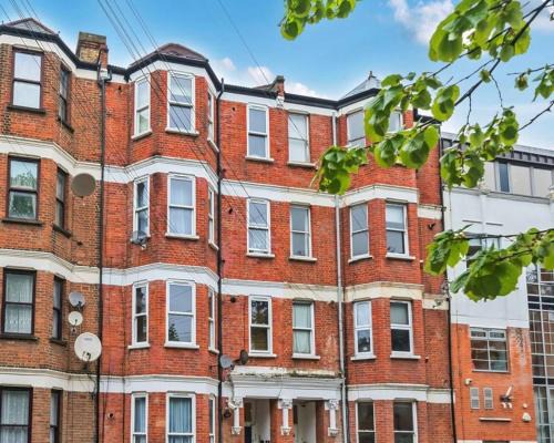 Ferndale Apartment | Ground Floor Apartment Sleeps 4, London Zone 2 Close to Central Victoria Line