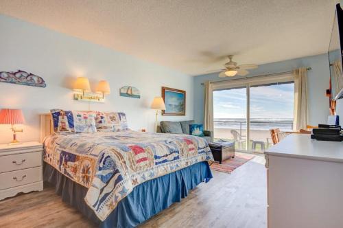 Lincoln City House | Ground Floor Beachfront Studio - Sleeps 3 Pool and Sauna