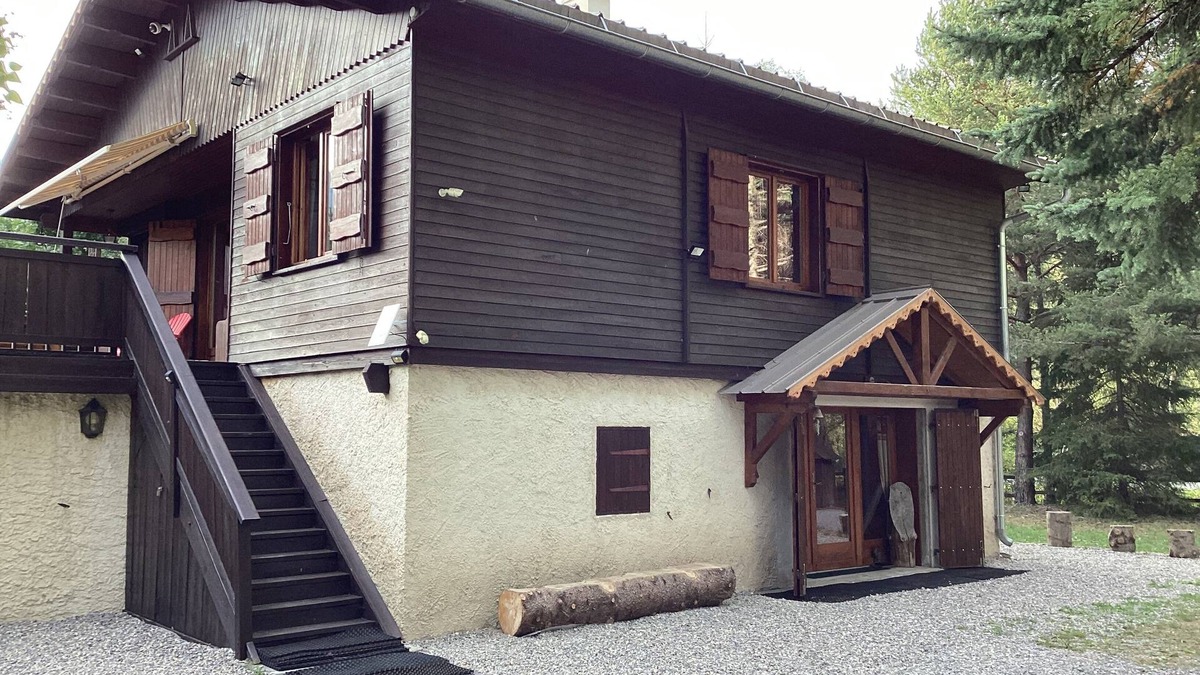 Barcelonnette Ski Chalet | Ground floor chalet in Barcelonnette with terrace, garden, parking, boules pitch