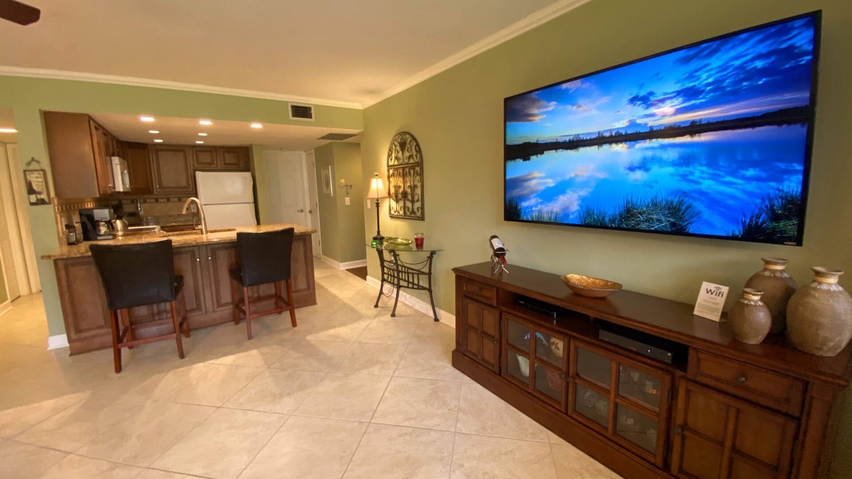 Siesta Key Condo | Ground Floor - Delightful and Totally Divine - Free Netflix, WI-FI, Chromcast